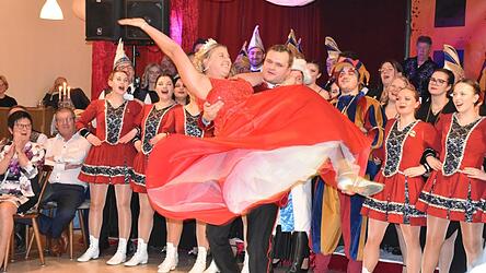 Der Prinzenwalzer von &bdquo;Prinzessin Tina&ldquo; und &bdquo;Prinz Raphael&ldquo; wurde viel beklatscht.