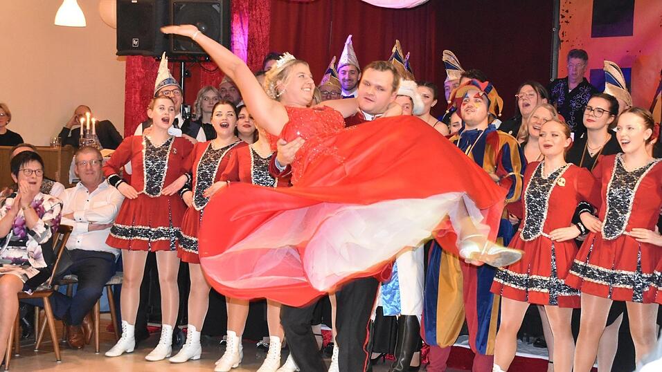 Der Prinzenwalzer von &bdquo;Prinzessin Tina&ldquo; und &bdquo;Prinz Raphael&ldquo; wurde viel beklatscht.