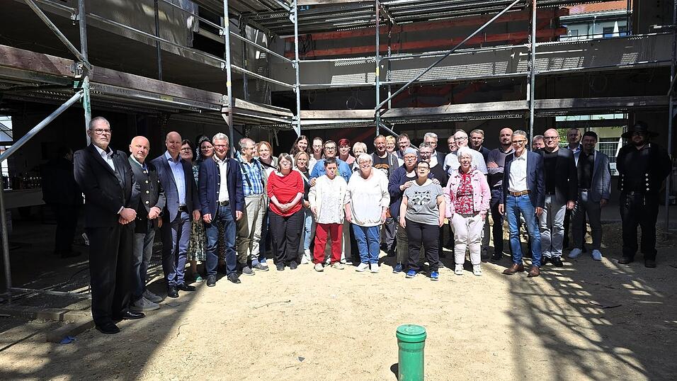Lebenshilfe-G&auml;ste und Bewohner freuen sich &uuml;ber das Wohnprojekt: (v.l.) Vorsitzender Wolfgang Geier, Vorstandsmitglied Ewald Stra&szlig;er, B&uuml;rgermeister Thomas Etschmann, Landrat Bernd Sibler.