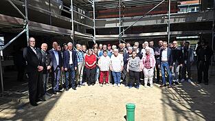 Lebenshilfe-G&auml;ste und Bewohner freuen sich &uuml;ber das Wohnprojekt: (v.l.) Vorsitzender Wolfgang Geier, Vorstandsmitglied Ewald Stra&szlig;er, B&uuml;rgermeister Thomas Etschmann, Landrat Bernd Sibler.