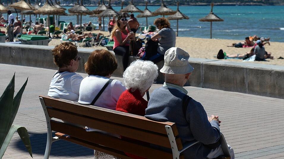 Nicht immer zieht es Menschen in Rente wie hier direkt nach Mallorca. Der Trend zur Fr&uuml;hrente war zuletzt aber ungebrochen. (Archivfoto)