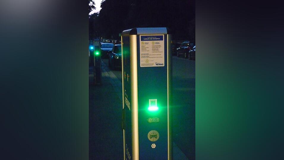 Ladeplätze für E-Autos können heiß begehrt sein. Nächtliche Anwohner-Parkplätze auch. Ladeplätze für E-Autos können heiß begehrt sein. Nächtliche Anwohner-Parkplätze auch.