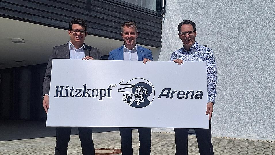 Sie präsentierten voller Stolz das neue Logo des Deggendorfer Eishockey-Clubs: (v. l.) Stefan Liebergesell, Iprona-Geschäftsführer Stefan Schwanzer und Oberbürgermeister Dr. Christian Moser. Sie präsentierten voller Stolz das neue Logo des Deggendorfer Eishockey-Clubs: (v. l.) Stefan Liebergesell, Iprona-Geschäftsführer Stefan Schwanzer und Oberbürgermeister Dr. Christian Moser.