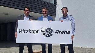Sie präsentierten voller Stolz das neue Logo des Deggendorfer Eishockey-Clubs: (v. l.) Stefan Liebergesell, Iprona-Geschäftsführer Stefan Schwanzer und Oberbürgermeister Dr. Christian Moser.