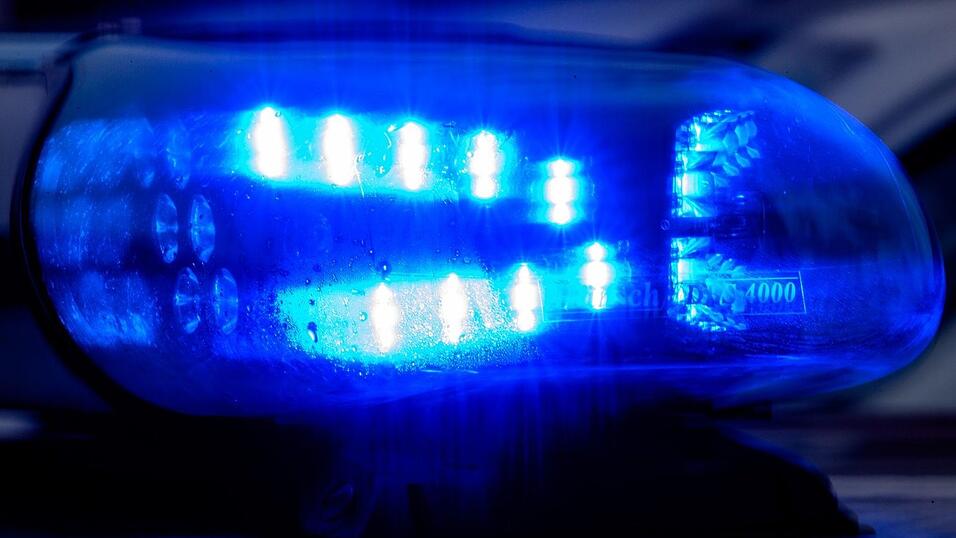 Blaulicht leuchtet auf einem Fahrzeug der Polizei. (Symbolbild)