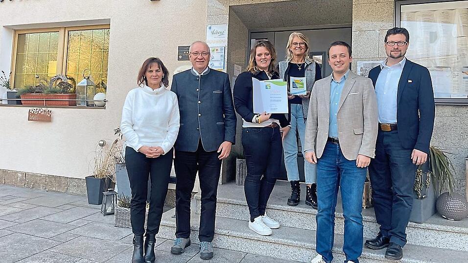 Tourismusreferentin Petra Meindl, Landrat Franz L&ouml;ffler, MdL Julian Preidl und B&uuml;rgermeister Paul Ro&szlig;berger gratulierten Christina Greil und Elisabeth Klingseisen (Mitte).