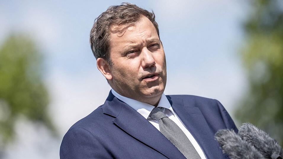 Finanzminister Klingbeil schaltet sich in das Übernahmeringen zwischen Commerzbank und Unicredit ein. (Archivbild) Finanzminister Klingbeil schaltet sich in das Übernahmeringen zwischen Commerzbank und Unicredit ein. (Archivbild)