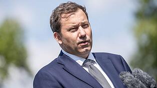 Finanzminister Klingbeil schaltet sich in das Übernahmeringen zwischen Commerzbank und Unicredit ein. (Archivbild) Finanzminister Klingbeil schaltet sich in das Übernahmeringen zwischen Commerzbank und Unicredit ein. (Archivbild)