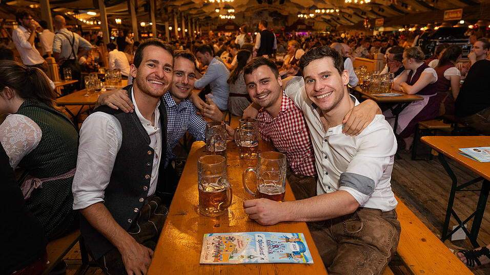 Die Partybilder vom Donnerstag, 17. August 2023, aus dem Festzelt Reisinger. Die Partybilder vom Donnerstag, 17. August 2023, aus dem Festzelt Reisinger.
