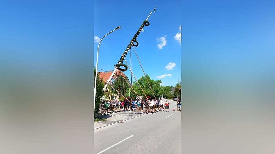 Maibaumaufstellen in Weihmichl durch die Dorfgemeinschaft. Maibaumaufstellen in Weihmichl durch die Dorfgemeinschaft.