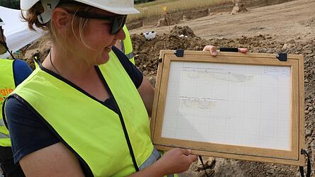 Die Arch&auml;ologin Dr. Maria M&uuml;llerova hat die Grabungsleitung. Sie zeigt ein Dashboard, auf dem die Funde und ihre Lage festgehalten werden.