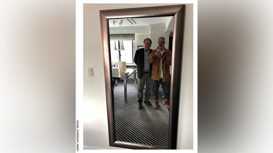 Auf einem Foto, das Demokraten im US-Kongress veröffentlicht haben, ist der ultrarechte Publizist Steve Bannon mit Jeffrey Epstein zu sehen. Auf einem Foto, das Demokraten im US-Kongress veröffentlicht haben, ist der ultrarechte Publizist Steve Bannon mit Jeffrey Epstein zu sehen.