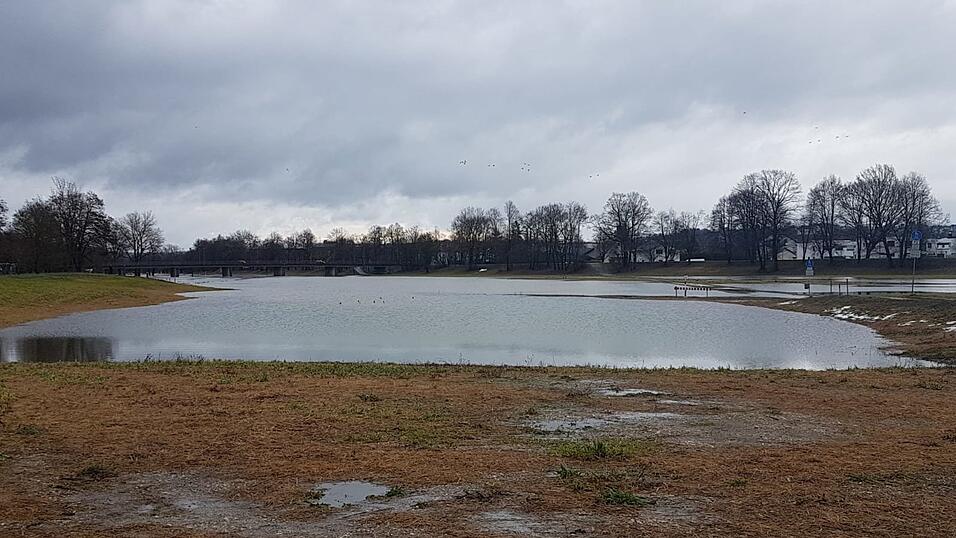 Die Flutmulde ist gesperrt, weil die Pfettrach &uuml;ber die Ufer getreten ist.