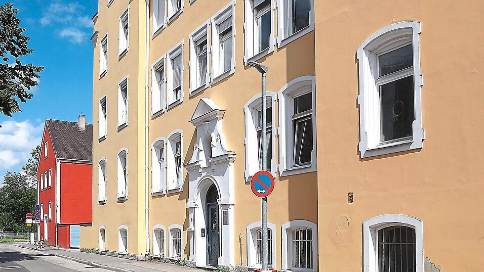 Das gelbe Haus, in dem neben der Verwaltung auch zwei Kinderwohngruppen des Kinderheims untergebracht sind, wurde 1899 erbaut und ist damit der älteste Gebäudeteil des Kinderheim-Komplexes an der Marienstraße. Das Gebäude steht unter Denkmalschutz und soll ab kommenden Frühjahr umfassend saniert werden - für die Kinderheimleiterin eine längst überfällige Maßnahme. Das gelbe Haus, in dem neben der Verwaltung auch zwei Kinderwohngruppen des Kinderheims untergebracht sind, wurde 1899 erbaut und ist damit der älteste Gebäudeteil des Kinderheim-Komplexes an der Marienstraße. Das Gebäude steht unter Denkmalschutz und soll ab kommenden Frühjahr umfassend saniert werden - für die Kinderheimleiterin eine längst überfällige Maßnahme.