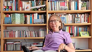 Wiebke Richter vor ihrer B&uuml;cherwand. 'Ich lese gerne, aber seit ich im Stadtrat bin, sind das meistens keine B&uuml;cher mehr, sondern Sitzungsunterlagen und Pressemitteilungen', sagt sie.