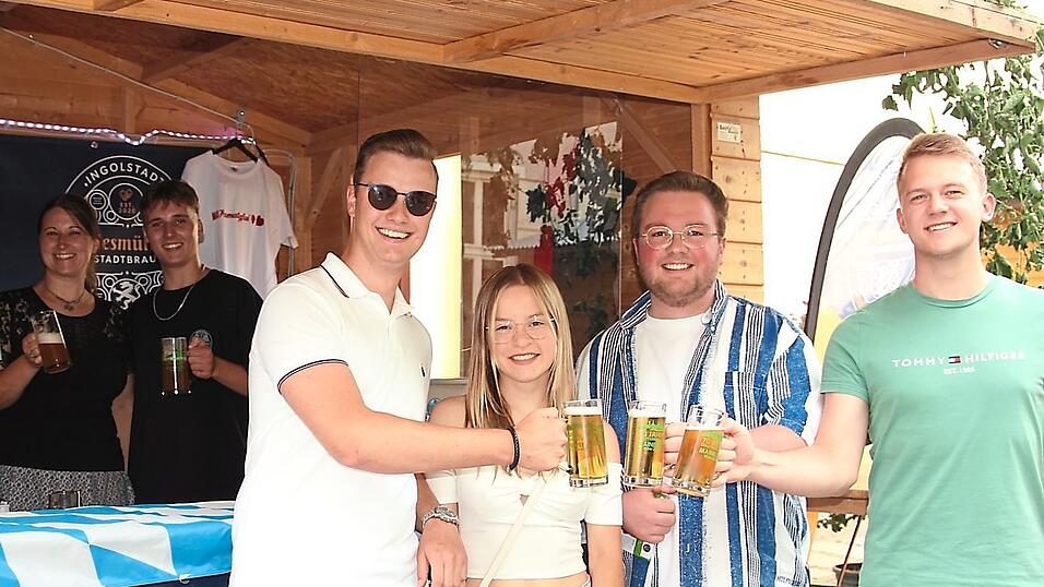 Zu einem Walk auf der Bierstra&szlig;e trafen sich viele Besucherinnen und Besucher am Rande des Altstadtfestes.