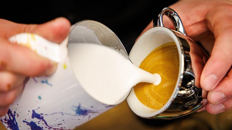 Für die meisten darf es noch Vollmilch sein, aber gerade viele Jüngere setzen auch auf pflanzliche Alternativen. (Archivbild)