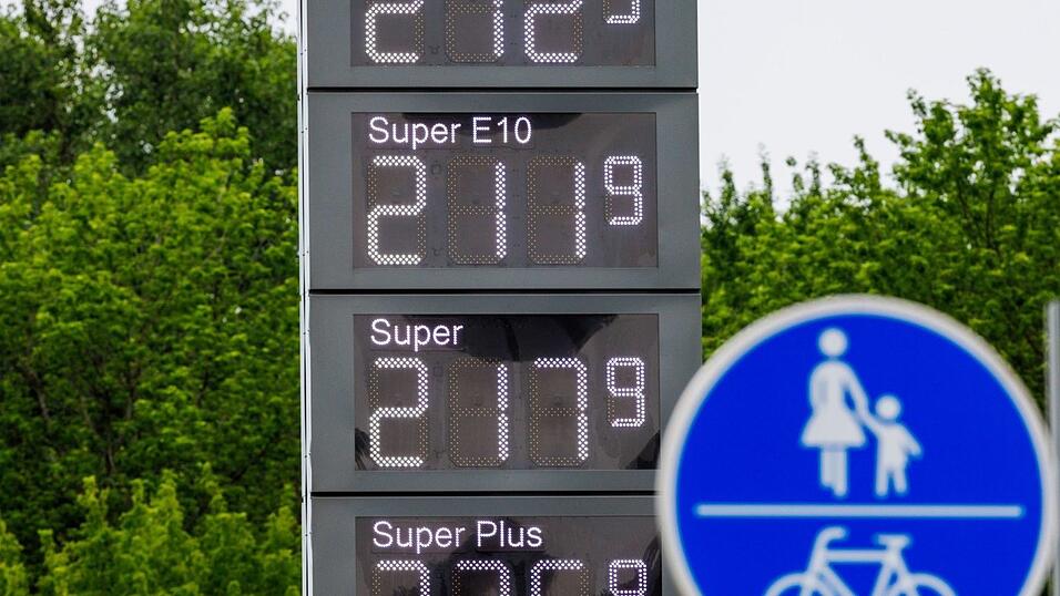 Nach dem Mittagssprung lagen Benzin und Diesel im bundesweiten Durchschnitt deutlich über 2 Euro pro Liter. Nach dem Mittagssprung lagen Benzin und Diesel im bundesweiten Durchschnitt deutlich über 2 Euro pro Liter.