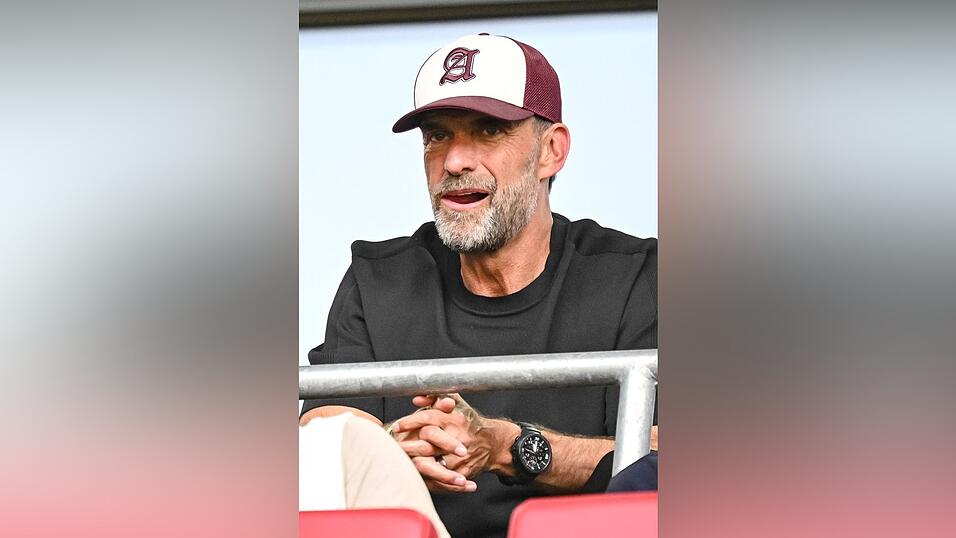 Tribünengast Jürgen Klopp schaut beim Augsburger Sieg gegen Schalke genau hin. Tribünengast Jürgen Klopp schaut beim Augsburger Sieg gegen Schalke genau hin.