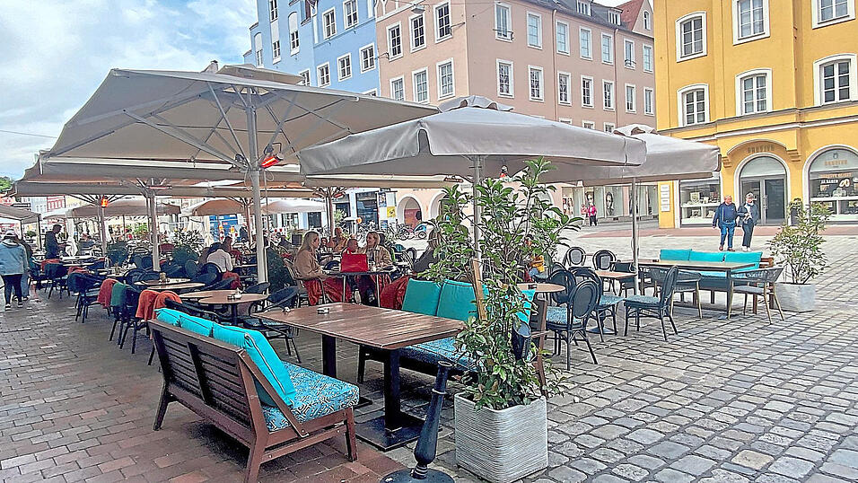 Lounge-Mobiliar und Pflanztr&ouml;ge - was vor der Pandemie in der Altstadt undenkbar war, hat sich dank Infektionsschutzma&szlig;nahmenverordnung etabliert. Im Stadtrat regt sich dagegen Widerstand.