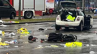 Ein Kinderwagen liegt nach dem Anschlag auf der Stra&szlig;e, ein zweij&auml;hriges Kind starb. (Archivbild)
