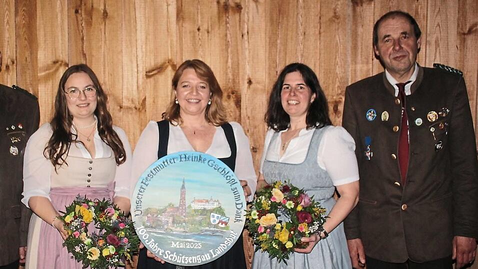 Die Festleitung dankte Festmutter, Festbraut und Schirmherrin mit einigen Geschenken.