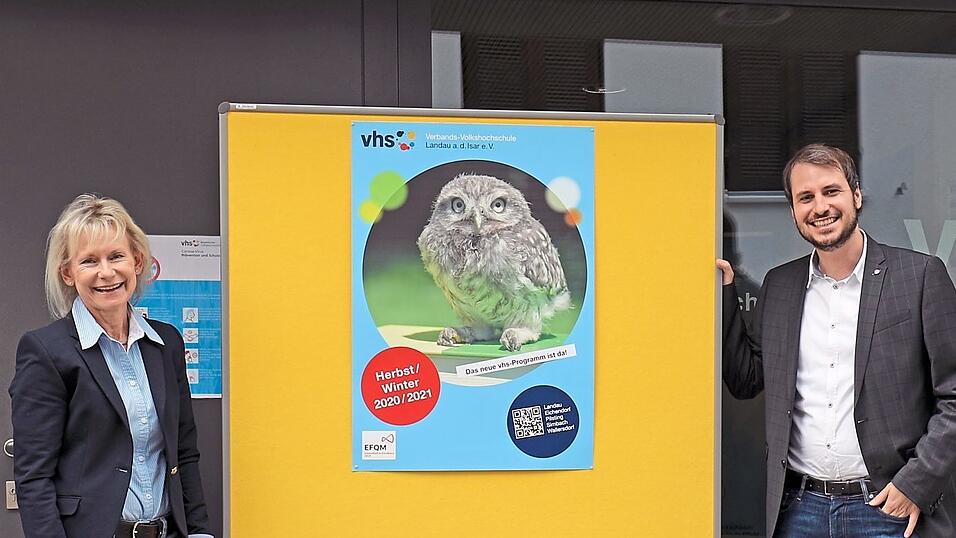 Geschäftsführerin Marion Zimmermann präsentierte mit Bürgermeister und Vorsitzendem Matthias Kohlmayer das neue Vhs-Programm. Geschäftsführerin Marion Zimmermann präsentierte mit Bürgermeister und Vorsitzendem Matthias Kohlmayer das neue Vhs-Programm.
