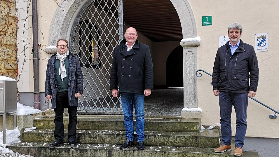 Januar: Mitte des ersten Monats des Jahres wurde mit Herwig Decker ein neuer Gartenschau-Gesch&auml;ftsf&uuml;hrer (Bild; Mitte) vorgestellt. Zudem beendete Johann Dendorfer seine T&auml;tigkeit als Weltkrippen-Pr&auml;sident. Der Further Stadtrat absolvierte eine Mammut-Sitzung von sechs Stunden und traf die ersten richtungsweisenden Gartenschau-Entscheidungen zu Hofer und Festhalle. An der Grenze zu Tschechien war die Situation schwierig: Corona-Tests wurden gefordert.