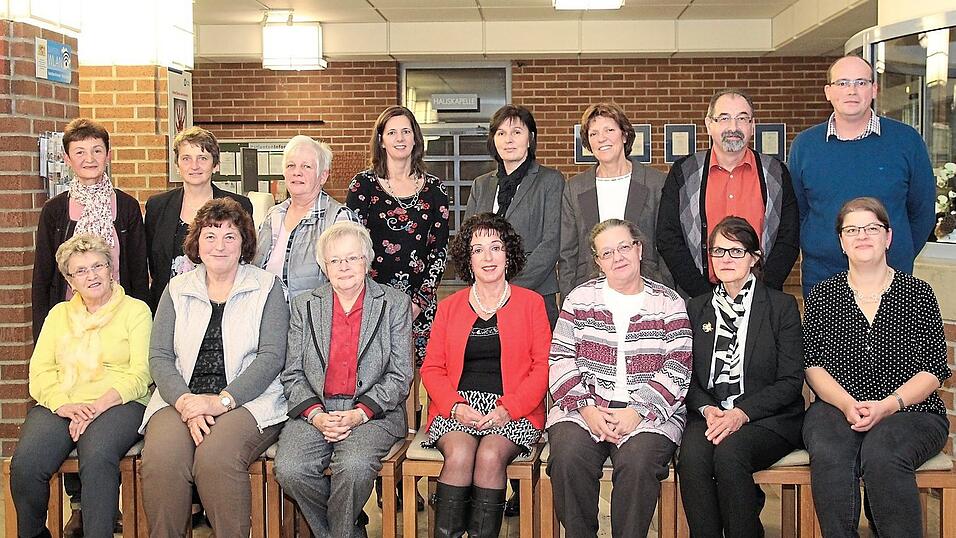 Langjährige Mitarbeiterinnen und Mitarbeiter wurden mit einem festlichen Abend an der Ilmtalklinik geehrt bzw. in den Ruhestand verabschiedet. Langjährige Mitarbeiterinnen und Mitarbeiter wurden mit einem festlichen Abend an der Ilmtalklinik geehrt bzw. in den Ruhestand verabschiedet.