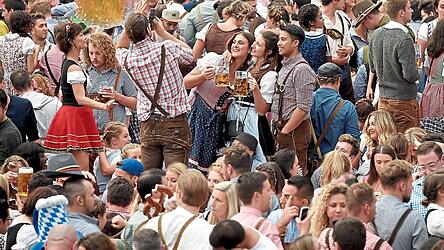 Gaudi auf der WIesn: ein Archivbild aus 2018. Von 2020 wird es solche Bilder sp&auml;ter nicht geben.