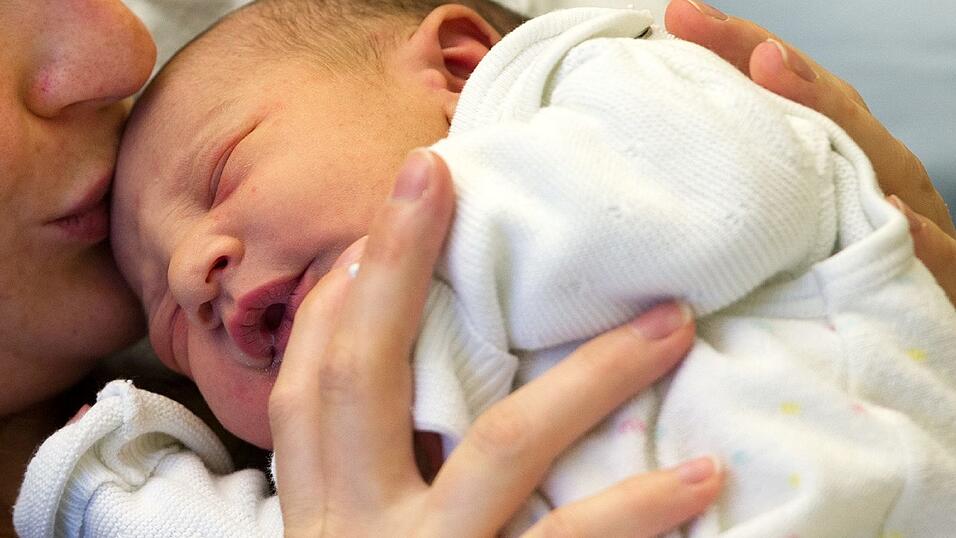 Eine Mutter k&uuml;sst am 06.11.2012 ihr Kind in ihrem Zimmer in der Klinik und Poliklinik f&uuml;r Frauenheilkunde und Geburtshilfe des Universit&auml;tsklinikum Carl Gustav Carus in Dresden (Sachsen).