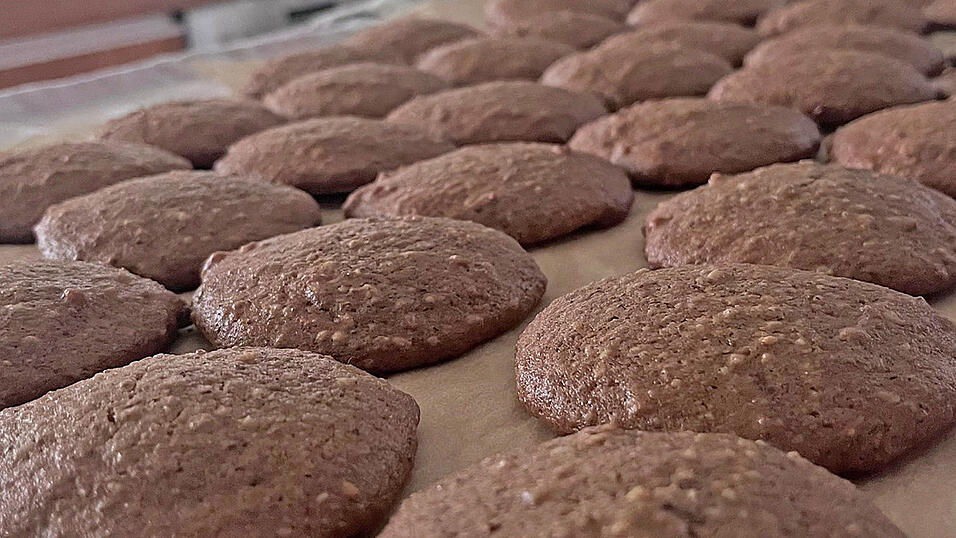 Diese Lebkuchen warten auf ihre Glasur - entweder aus Zuckerguss, dunkler oder heller Schokolade.