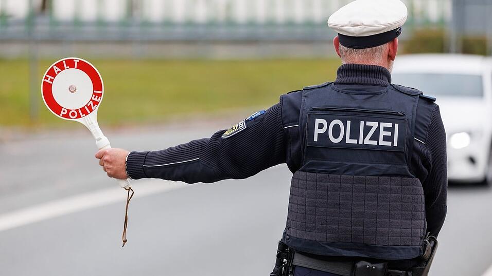 Die Zahl unerlaubter Einreisen nach Bayern ist laut Bundespolizei im Jahr 2024 bislang rückläufig. (Archivbild) Die Zahl unerlaubter Einreisen nach Bayern ist laut Bundespolizei im Jahr 2024 bislang rückläufig. (Archivbild)