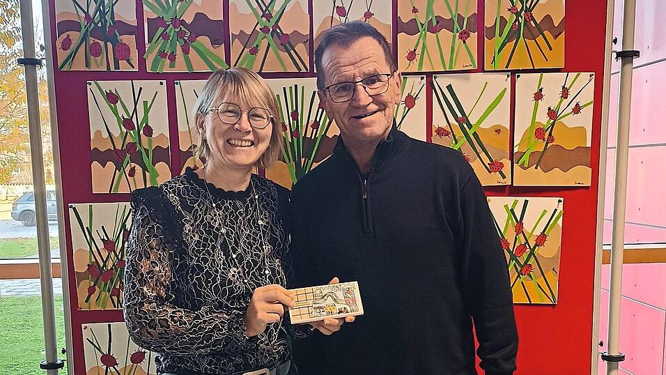 Rektorin Tanja Anthofer freut sich, dass Hans Steinleitner noch einen zweiten Posten übernommen hat. Als kleines Dankeschön gab es eine Tafel der begehrten Schulschokolade. Rektorin Tanja Anthofer freut sich, dass Hans Steinleitner noch einen zweiten Posten übernommen hat. Als kleines Dankeschön gab es eine Tafel der begehrten Schulschokolade.