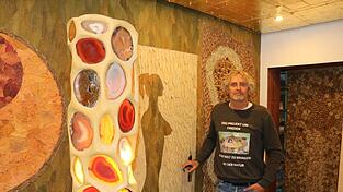 Leuchtskulpturen mit Edelsteinen oder Wände aus Blättern, Alois Riederer arbeitet gerne mit Materialien aus der Natur. Leuchtskulpturen mit Edelsteinen oder Wände aus Blättern, Alois Riederer arbeitet gerne mit Materialien aus der Natur.