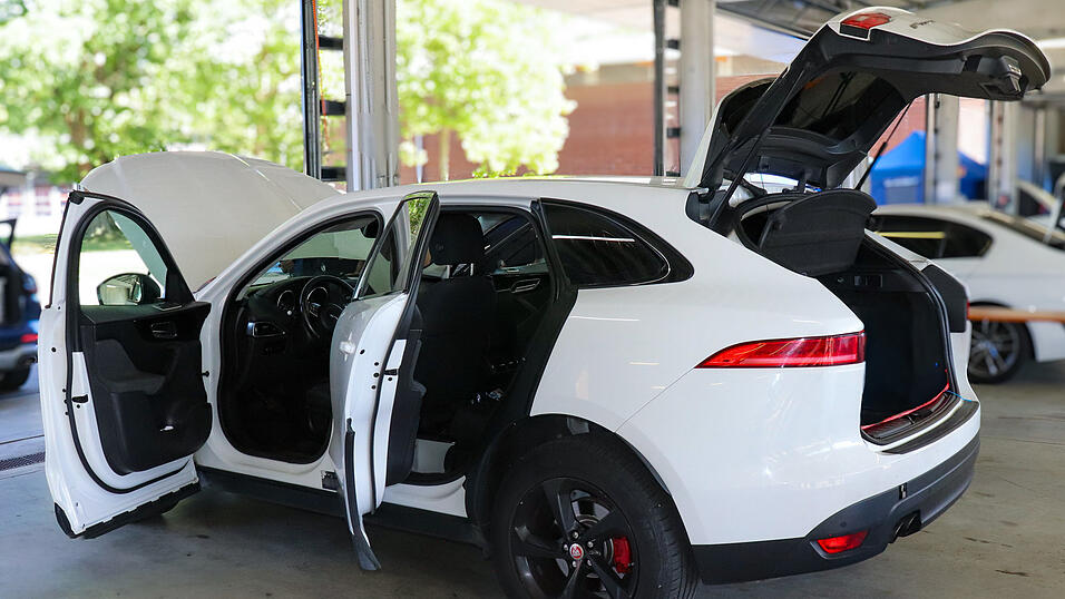 Vormittags konnte der Jaguar mit gefälschten Fahrzeugpapieren sichergestellt werden. Vormittags konnte der Jaguar mit gefälschten Fahrzeugpapieren sichergestellt werden.