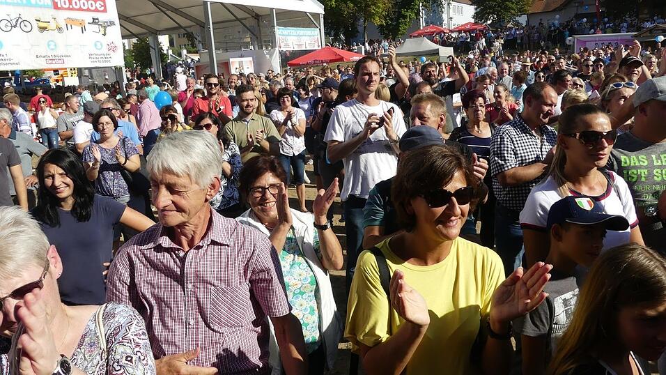 Hunderte freiwillige Helfer haben angepackt und zusammen mit den beiden Initiatoren Werner Biersack und Rudi Dietl das XXL-Schnitzel vorbereitet und gebraten. Das Spektakel vor einem Jahr lockte Tausende Besucher nach Mengkofen.