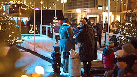 Die Eisstockbahnen sind die neue Deggendorfer Attraktion im weihnachtlichen Lichterglanz.