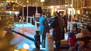Die Eisstockbahnen sind die neue Deggendorfer Attraktion im weihnachtlichen Lichterglanz. Die Eisstockbahnen sind die neue Deggendorfer Attraktion im weihnachtlichen Lichterglanz.