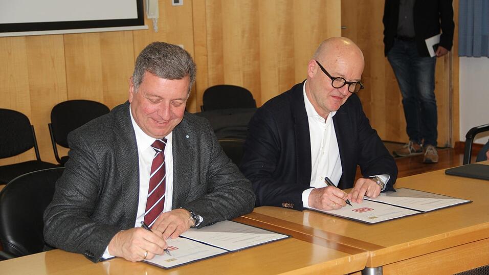 Der bayerische Verkehrsminister Christian Bernreiter (l.) und Bayern Bahnchef Heiko Büttner unterzeichnen den Planungsvertrag für die Entwurfs- und Genehmigungsplanung. Der bayerische Verkehrsminister Christian Bernreiter (l.) und Bayern Bahnchef Heiko Büttner unterzeichnen den Planungsvertrag für die Entwurfs- und Genehmigungsplanung.