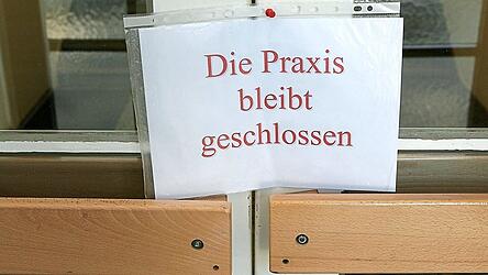 Weil im Planungsbereich Moosburg ein halbes Dutzend Hausärzte fehlen, soll die Unterversorgung durch eine „Eigeneinrichtung“ der Kassenärztlichen Vereinigung Bayerns sowie durch sechsstellige Zuschüsse für die Eröffnung einer eigenen Praxis abgestellt werden.