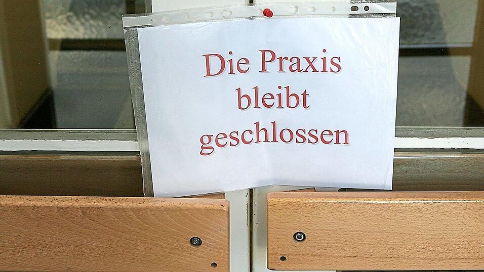 Weil im Planungsbereich Moosburg ein halbes Dutzend Hausärzte fehlen, soll die Unterversorgung durch eine „Eigeneinrichtung“ der Kassenärztlichen Vereinigung Bayerns sowie durch sechsstellige Zuschüsse für die Eröffnung einer eigenen Praxis abgestellt werden.