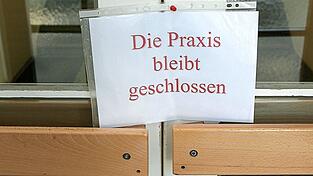 Weil im Planungsbereich Moosburg ein halbes Dutzend Hausärzte fehlen, soll die Unterversorgung durch eine „Eigeneinrichtung“ der Kassenärztlichen Vereinigung Bayerns sowie durch sechsstellige Zuschüsse für die Eröffnung einer eigenen Praxis abgestellt werden.