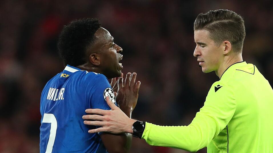 Real Madrids Vin&iacute;cius Junior im Gespr&auml;ch mit Schiedsrichter Francois Letexier.