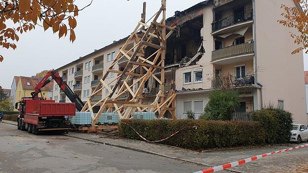 &Uuml;ber Nacht wurde eine Holzkonstruktion errichtet, die das Haus st&uuml;tzen soll. Erst dann konnten die Leichen der beiden Opfer geborgen werden. Ob sie noch am Leben waren, war bis zum Nachmittag unklar.