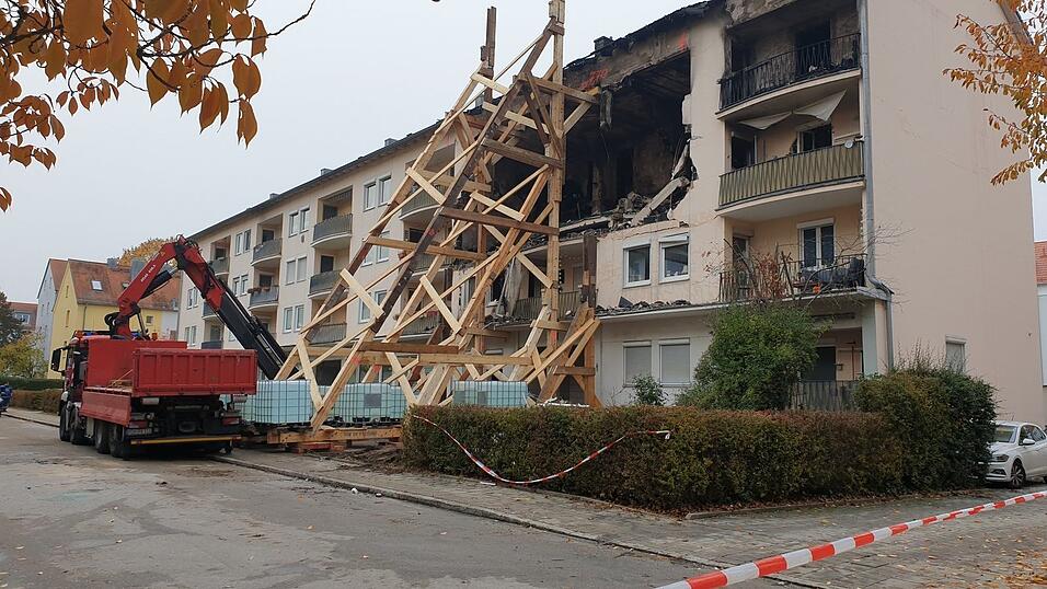 Über Nacht wurde eine Holzkonstruktion errichtet, die das Haus stützen soll. Erst dann konnten die Leichen der beiden Opfer geborgen werden. Ob sie noch am Leben waren, war bis zum Nachmittag unklar. Über Nacht wurde eine Holzkonstruktion errichtet, die das Haus stützen soll. Erst dann konnten die Leichen der beiden Opfer geborgen werden. Ob sie noch am Leben waren, war bis zum Nachmittag unklar.