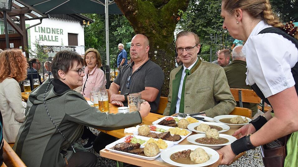BJV-Regierungsbezirksvorsitzender MdL Alexander Flierl freute sich wie alle Besucher über das reichhaltige Angebot an Wildgerichten. BJV-Regierungsbezirksvorsitzender MdL Alexander Flierl freute sich wie alle Besucher über das reichhaltige Angebot an Wildgerichten.