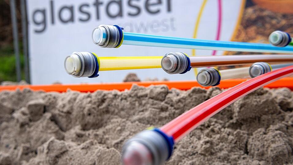 Weil viele Firmen in Bayern zunächst keine hohen Bandbreiten buchen, lohnt sich der Netzausbau oft nicht - mit Folgen für die Zukunft. Weil viele Firmen in Bayern zunächst keine hohen Bandbreiten buchen, lohnt sich der Netzausbau oft nicht - mit Folgen für die Zukunft.