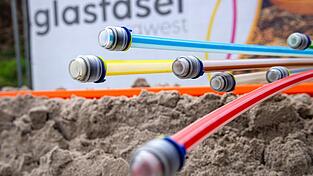 Weil viele Firmen in Bayern zunächst keine hohen Bandbreiten buchen, lohnt sich der Netzausbau oft nicht - mit Folgen für die Zukunft. Weil viele Firmen in Bayern zunächst keine hohen Bandbreiten buchen, lohnt sich der Netzausbau oft nicht - mit Folgen für die Zukunft.