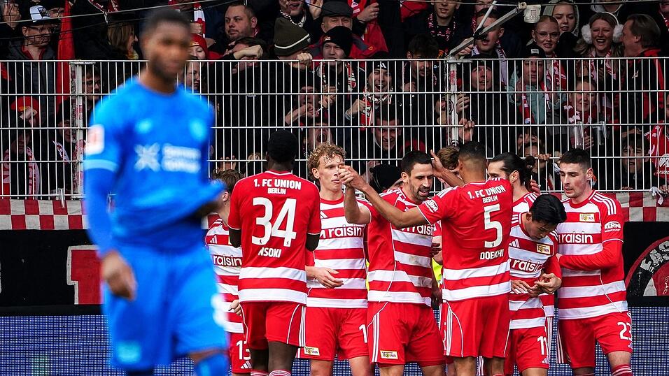 Berliner Jubeltraube um Torschütze Rani Khedira. Berliner Jubeltraube um Torschütze Rani Khedira.
